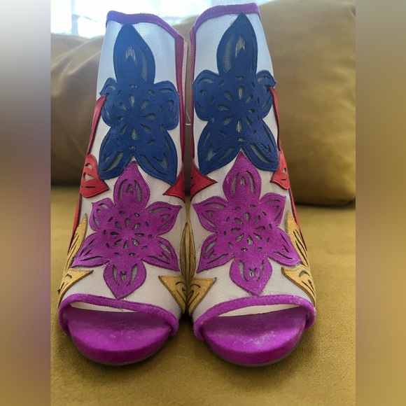 JESSICA SIMPSON
Bliths Floral & Mesh Peep-Toe Ankle Booties - Picture 7 of 11